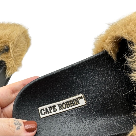 Cape Robbin Moira Faux Fur Slip On Open Toe Casual Sandal Slides Tan Black 6 - Picture 14 of 15